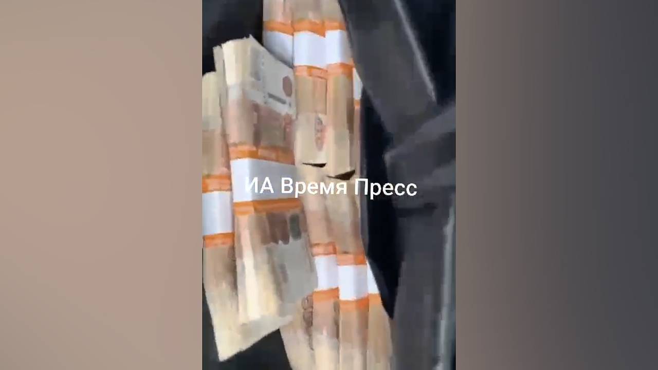 Российский экс-военком похвастался пистолетом и «полным портфелем бабла» и попал на видео