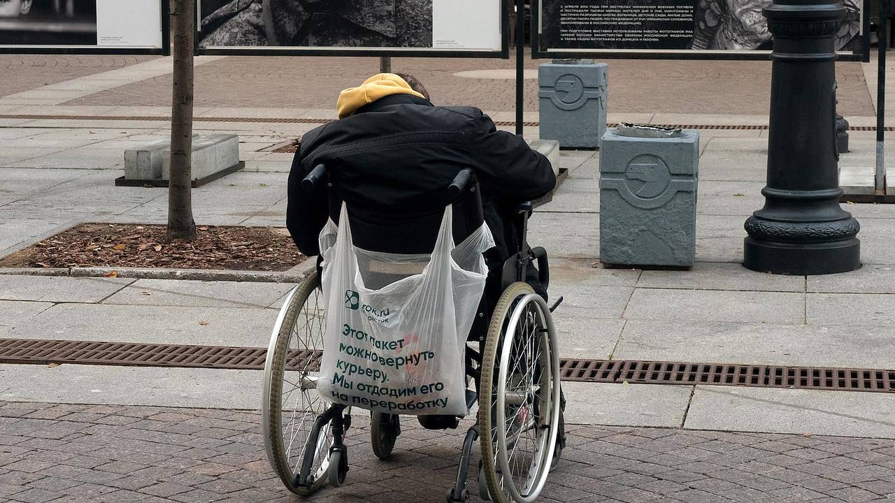 Ветеран СВО на инвалидной коляске лишился жилья и ушел бомжевать