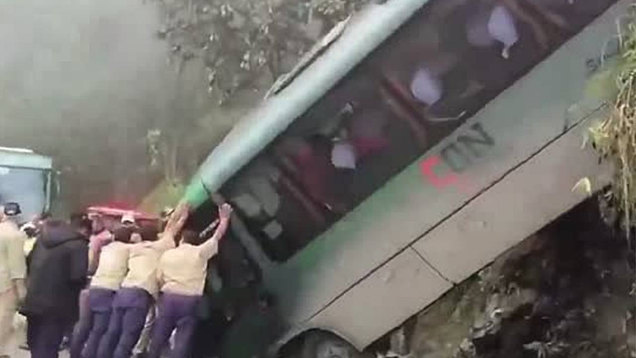 Туристический автобус сорвался со скалы и попал на видео