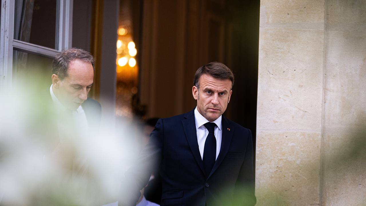 Популярность Макрона во Франции значительно снизилась