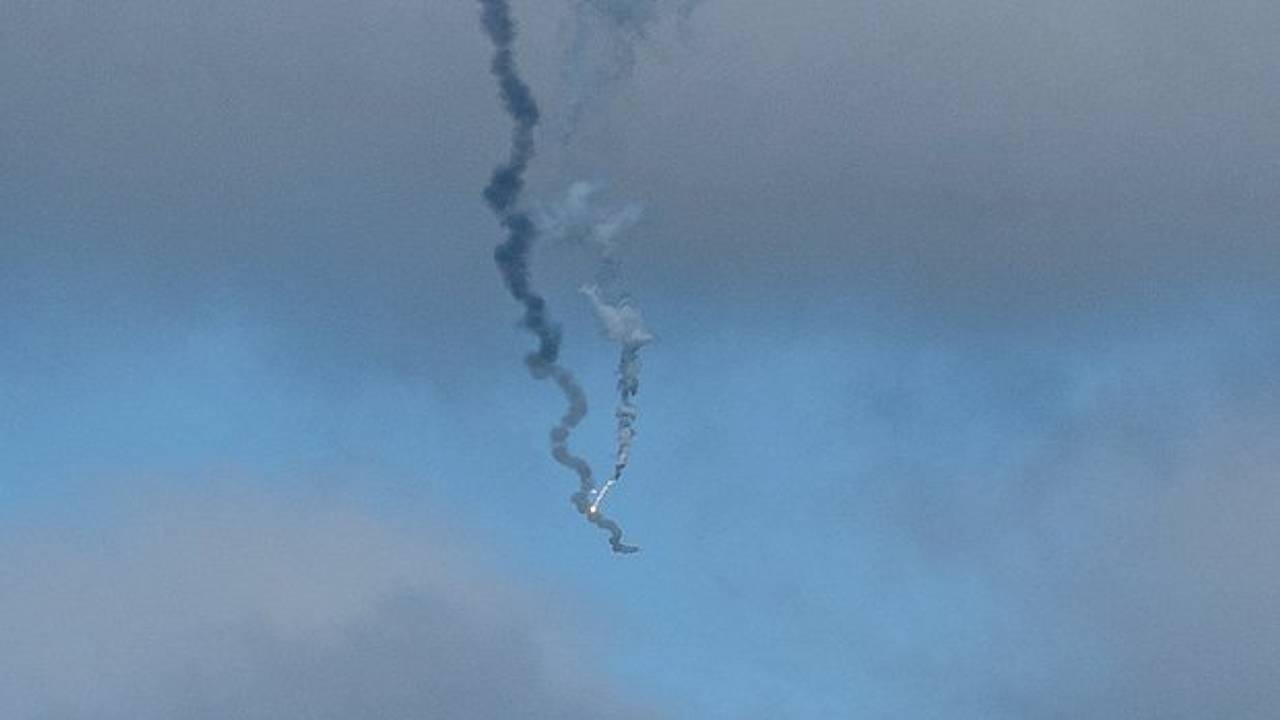 Сбитый в Смоленской области беспилотник упал на дорогу, загорелся и попал на видео