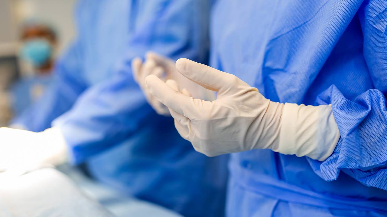 Врачи удалили женщине матку и яичники и пропустили вызванный плотоядными бактериями сепсис