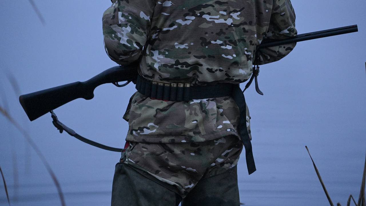 Россиянин во время незаконной охоты перепутал знакомого со зверем и выстрелил в него