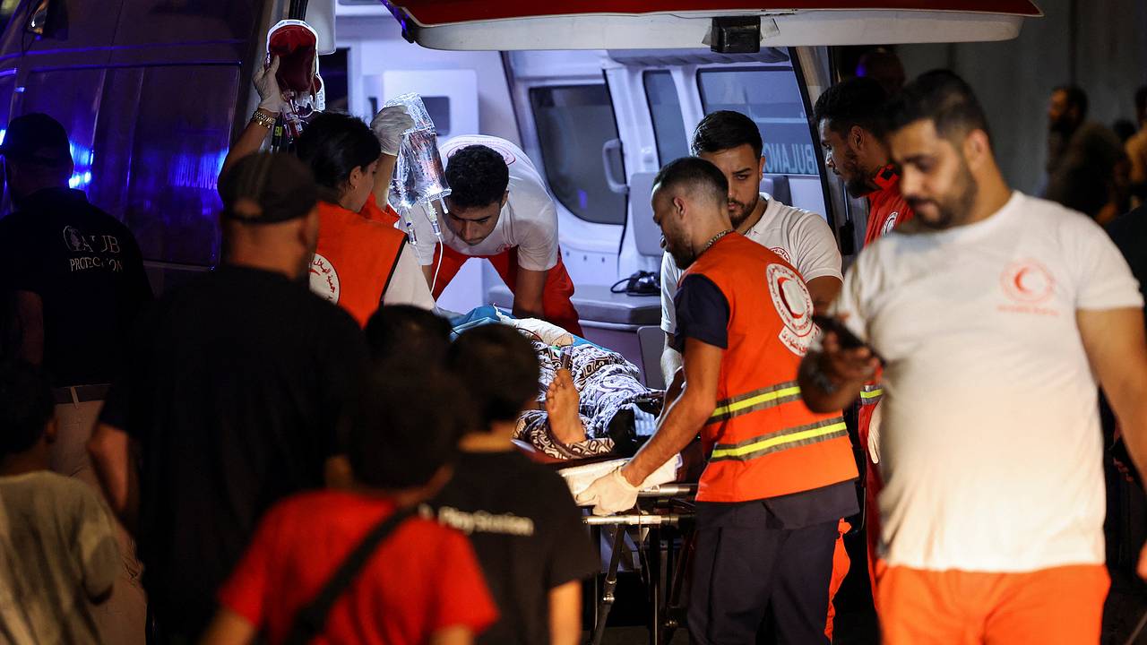 Сотни раненых из-за взрывов пейджеров в Ливане получили травмы лица. В США заявили, что посол Ирана лишился глаза