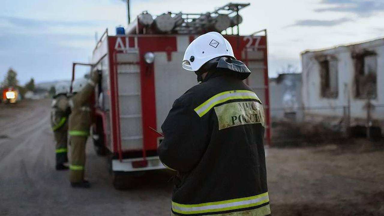 В российском городе произошел крупный пожар на складе со стройматериалами