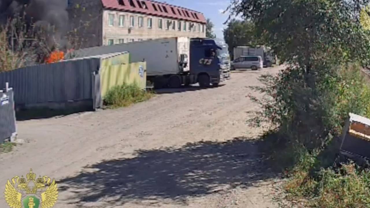 Выезжающая со склада в российском городе фура с горящим прицепом попала на видео