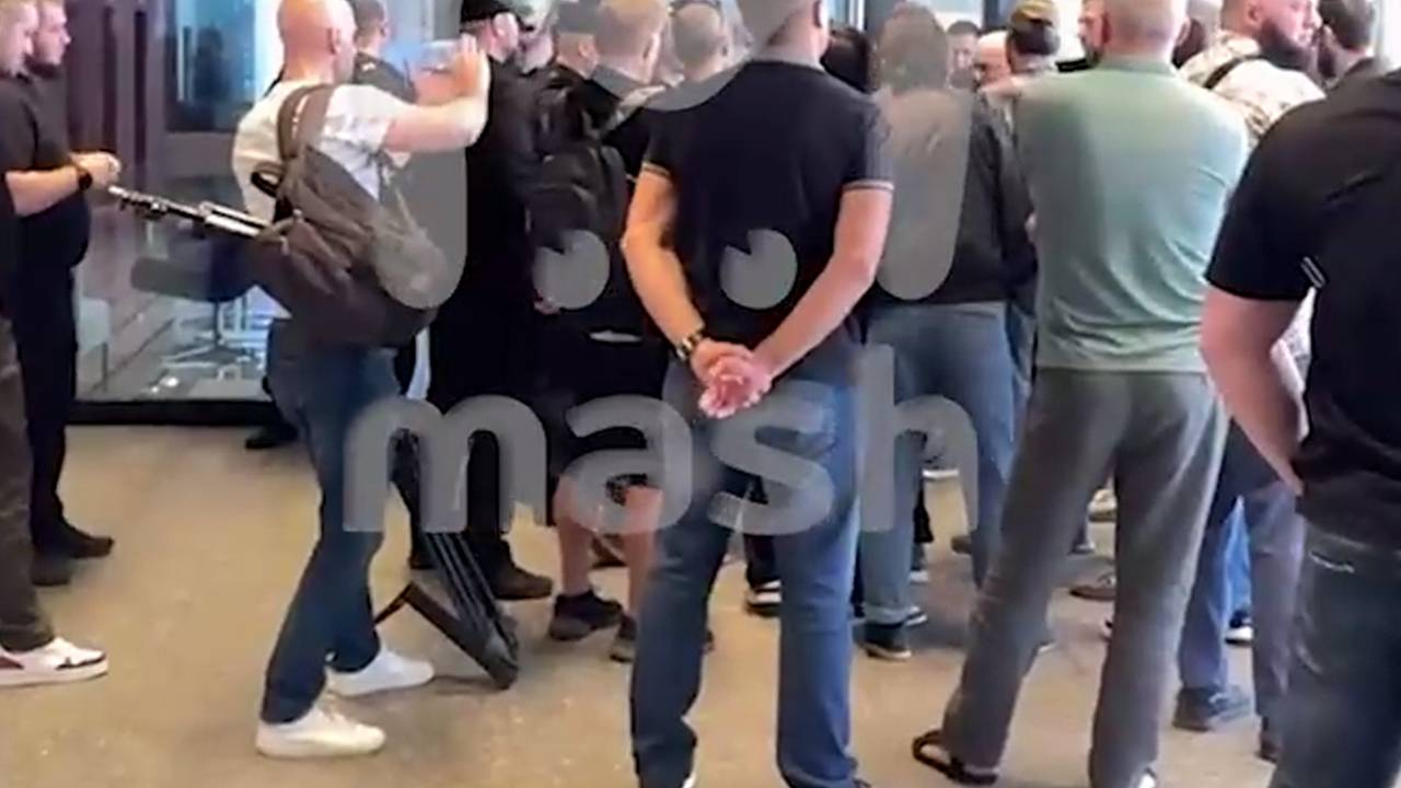 Восьмерых мужчин задержали при попытке прорваться в офис Wildberries в Москве