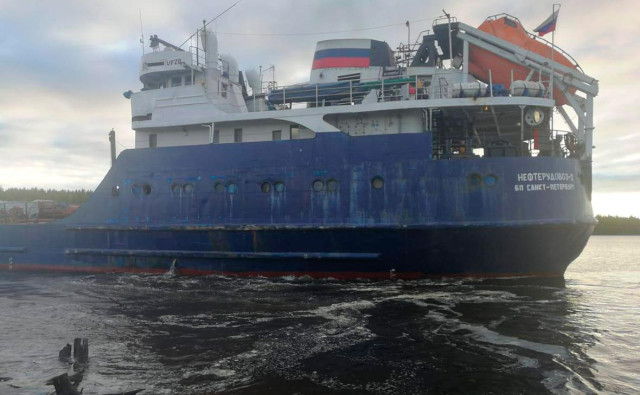 Сухогруз сел на мель в Беломорско-Балтийском канале