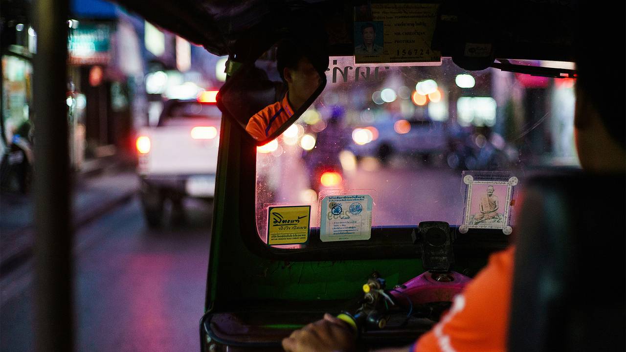 Туристы застряли в пробке и стали целоваться обнаженными на глазах у изумленных очевидцев