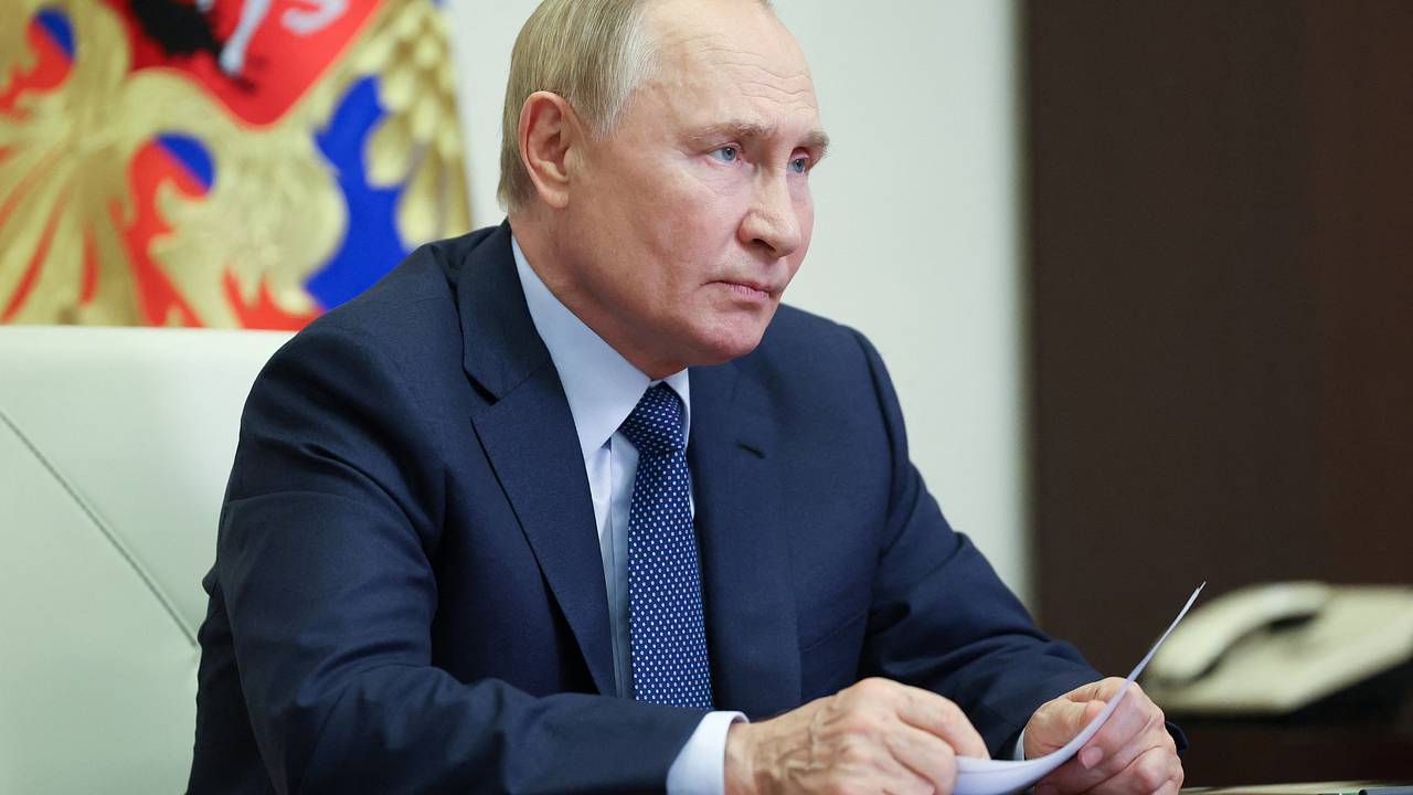 Путин присвоил почетное наименование двум подразделениям ВС России