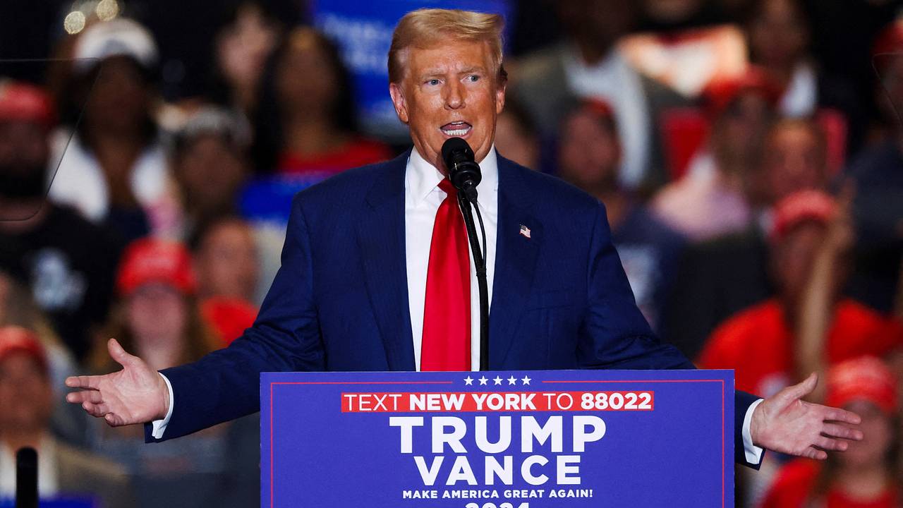 Дональд Трамп целую минуту пытался купить гамбургеры на криптовалюту и не смог