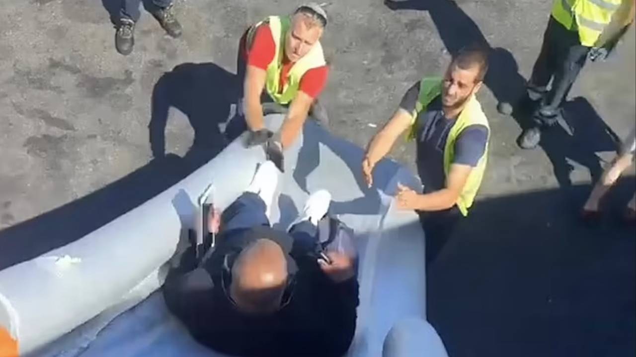 Последствия взорвавшегося на борту самолета вейпа попали на видео