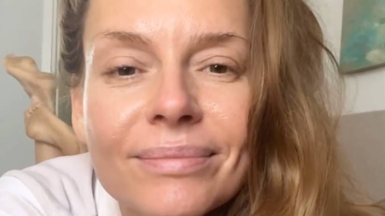 46-летняя Любовь Толкалина снялась в халате и без макияжа