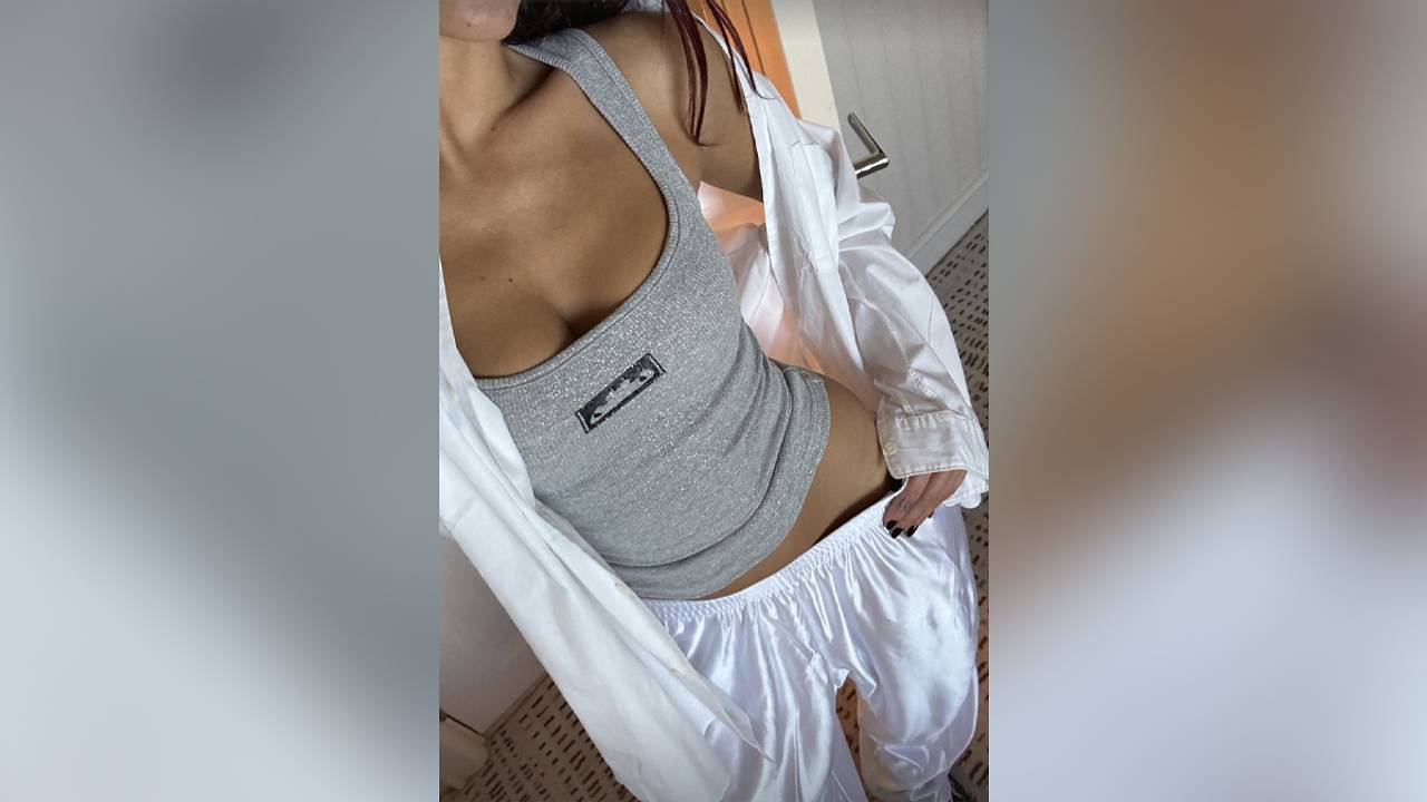 Дуа Липа в облегающей майке приспустила штаны на фото