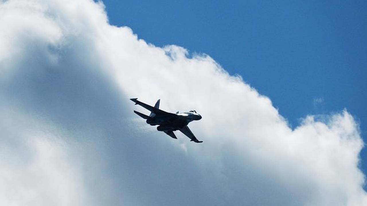 Истребители Су-35С прикрыли российскую авиацию в небе над Курской областью