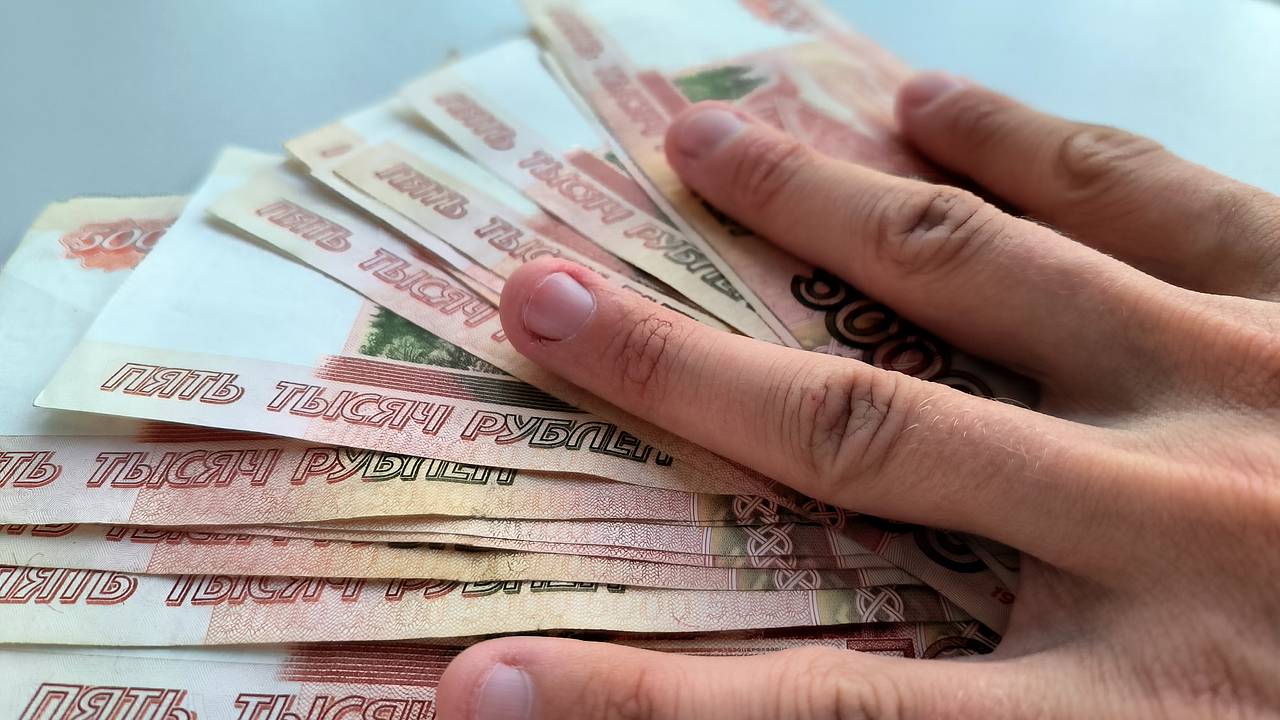 Чиновник почти перестал появляться на работе и десять лет получал зарплату и премии