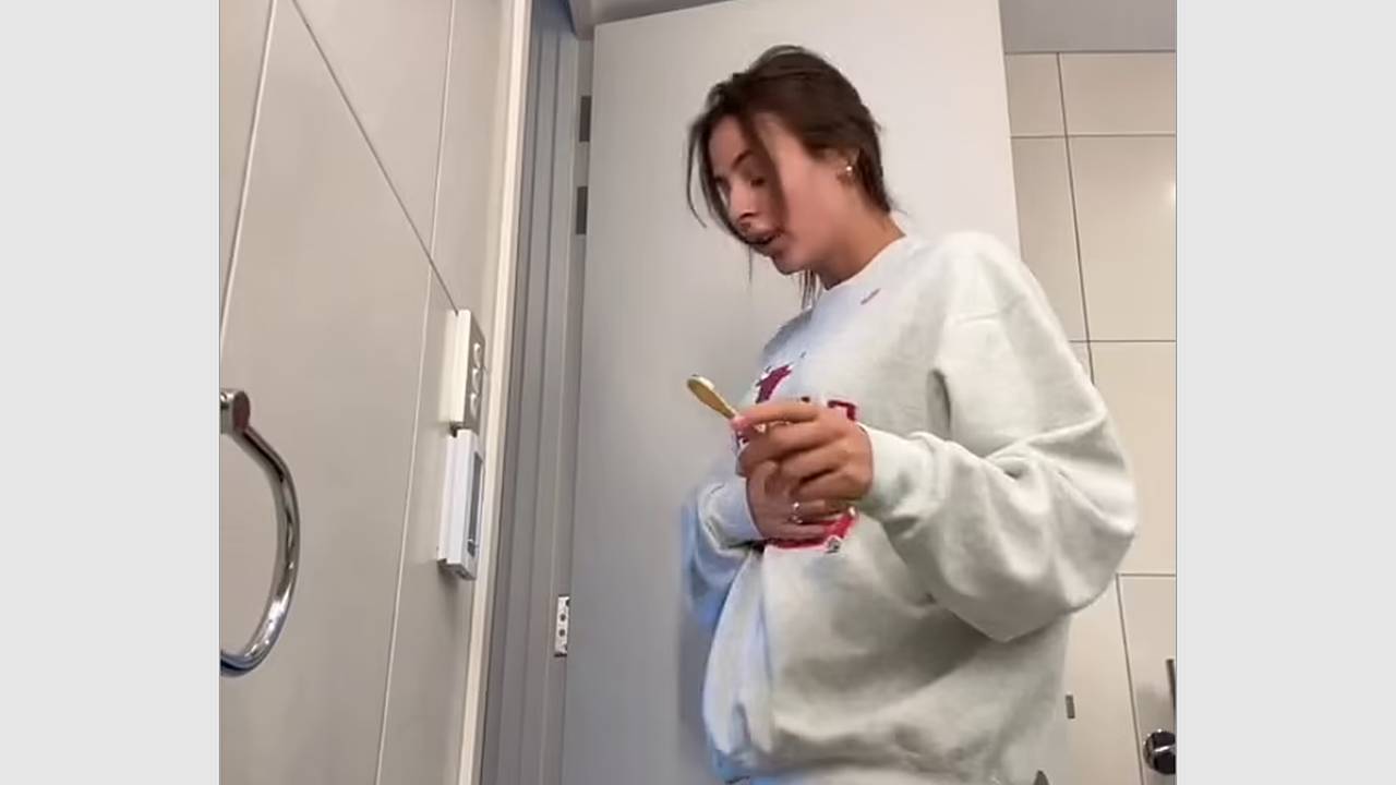 Пассажирка самолета облизала упавшую на пол пустышку ребенка и тяжело заболела