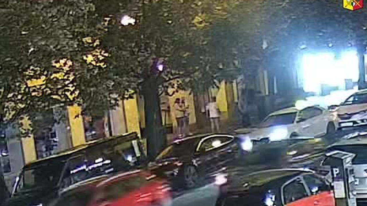В Европе туристы забили мужчину бутылкой водки и попали на видео