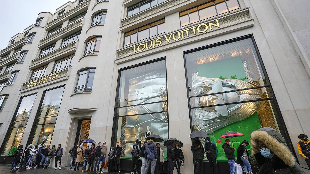 Неизвестные ограбили бутик Louis Vuitton в центре Парижа
