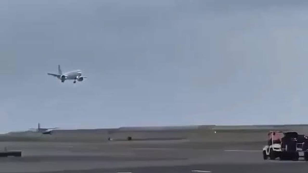 Пассажирский самолет ударился хвостом о землю при посадке и попал на видео
