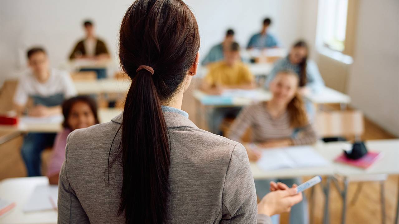 Дружелюбная учительница обществознания изнасиловала 13-летнюю ученицу
