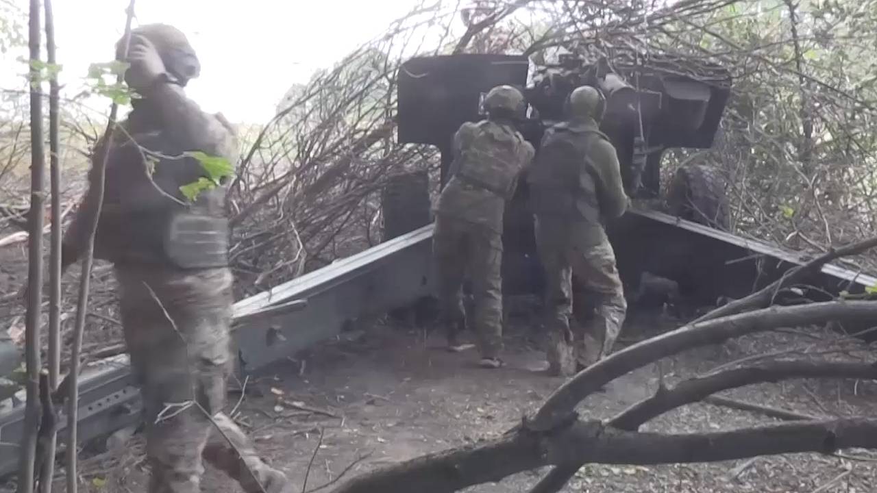 Минобороны показало видео ударов гаубиц по живой силе ВСУ в Курской области