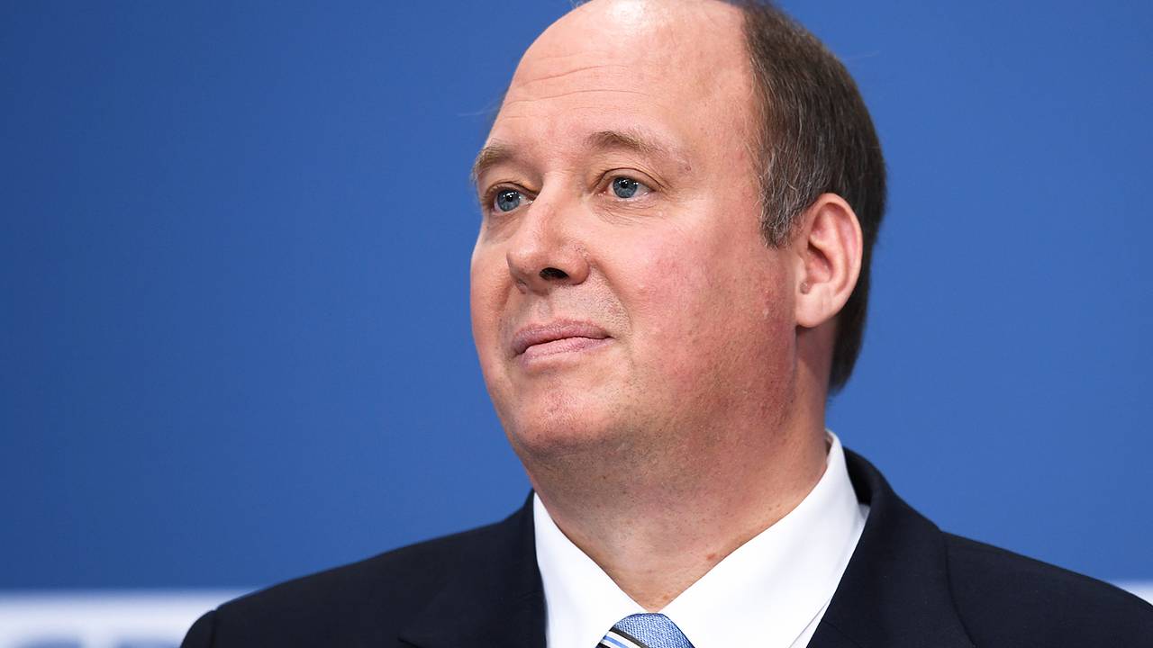 Экс-министр ФРГ похудел на 30 килограммов и отправил свою одежду украинцам