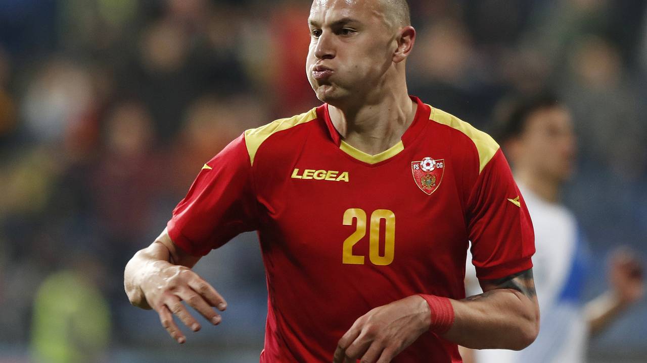 Футболиста английского клуба дисквалифицировали на восемь матчей за укус соперника