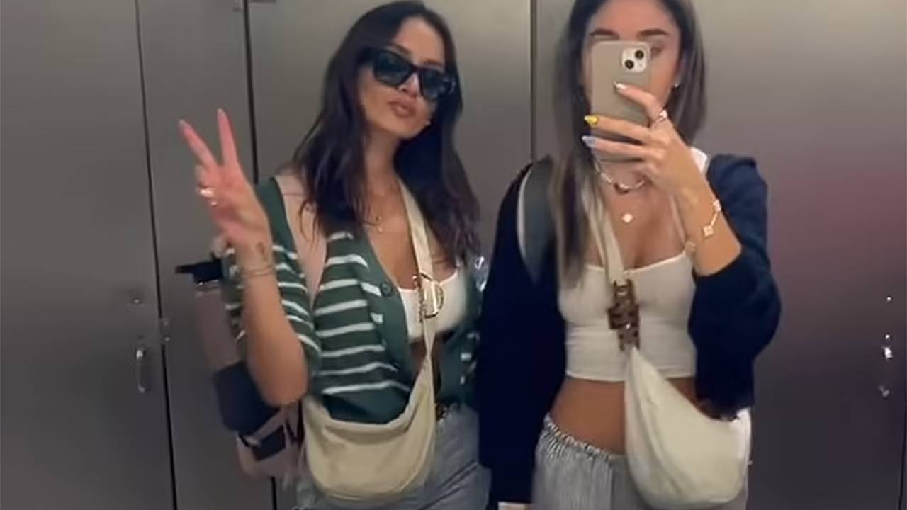 Блогершу и ее подругу сняли с рейса из-за вызывающих нарядов