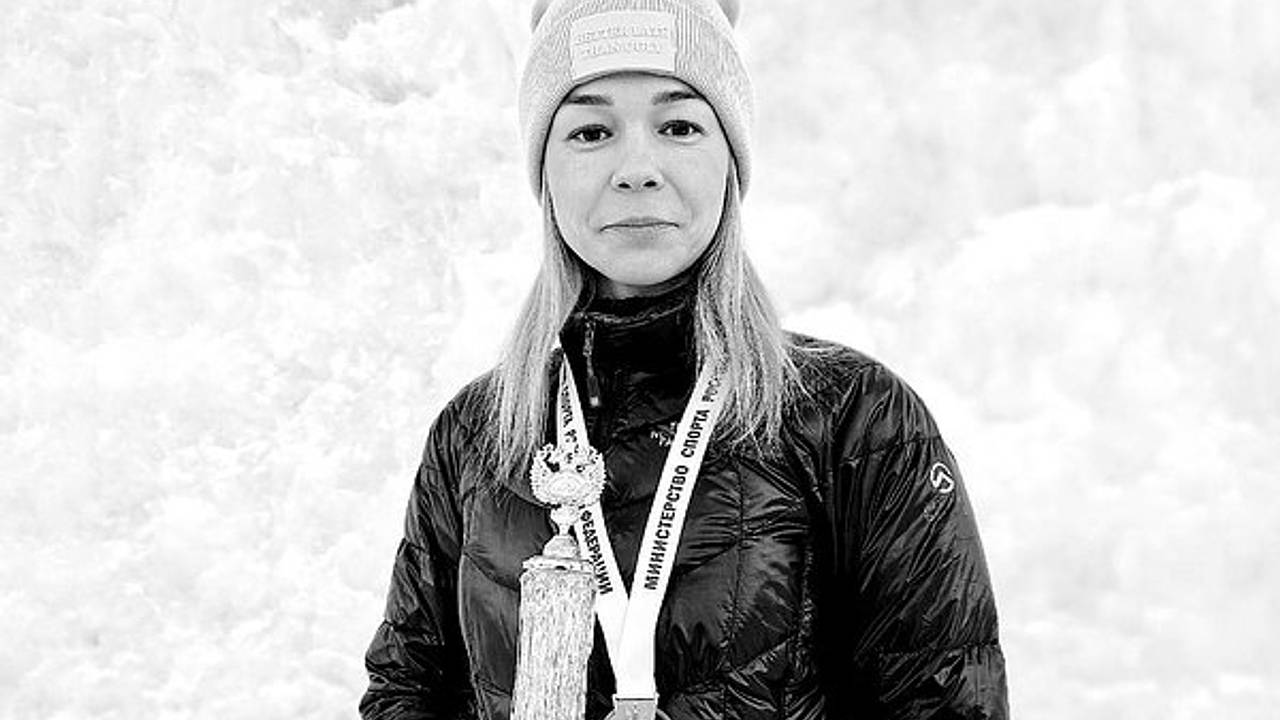 Чемпионка России по ледолазанию Алена Власова умерла от укуса клеща. Перед смертью она была подключена к аппарату ИВЛ