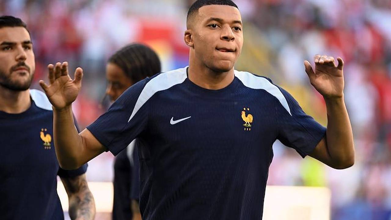 Бывший футболист сборной Франции призвал лишить Мбаппе капитанской повязки в команде