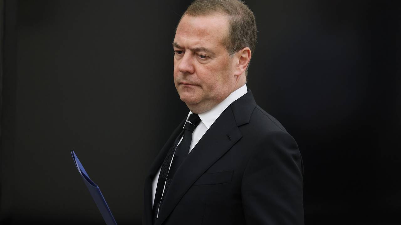 Медведев прокомментировал попытку Байдена обвинить Иран в покушении на Трампа