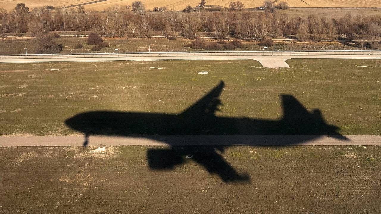 Самолет с россиянами на борту случайно приземлился на недостроенной посадочной полосе