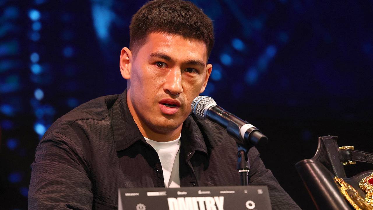 Бивол сравнил удары Бетербиева и Альвареса