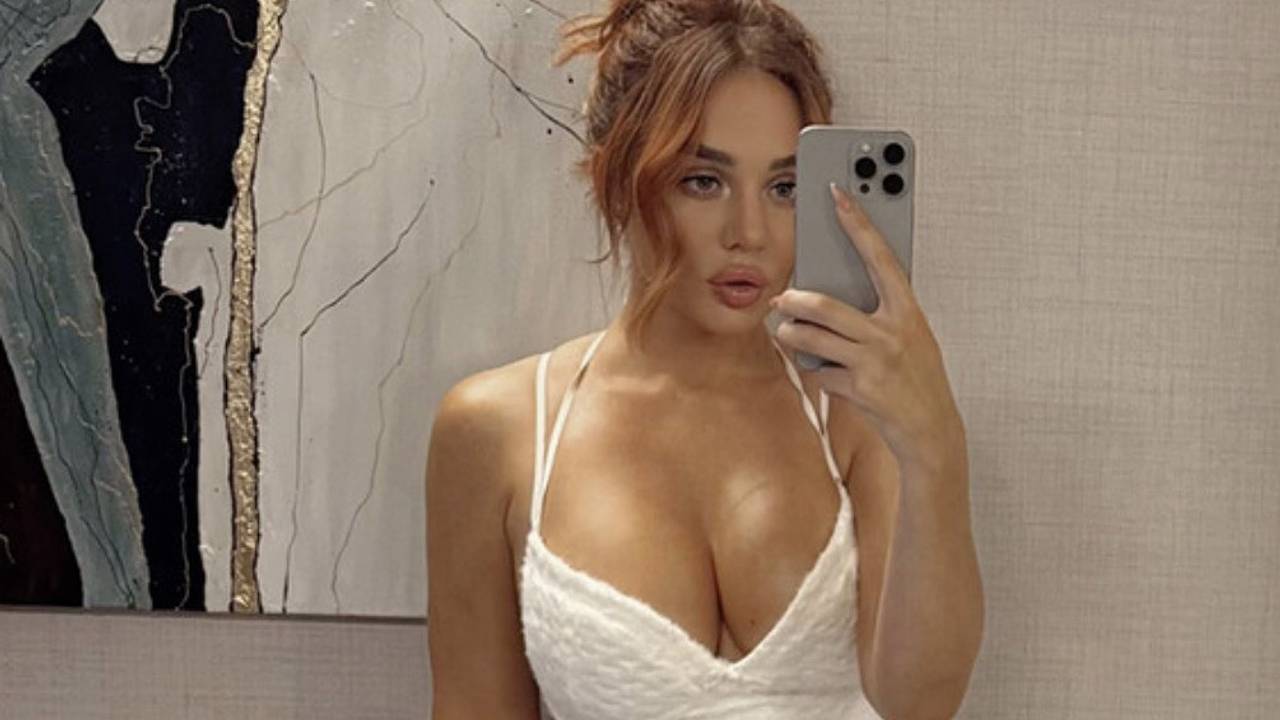 Анна Седокова снялась в облегающем платье с глубоким декольте