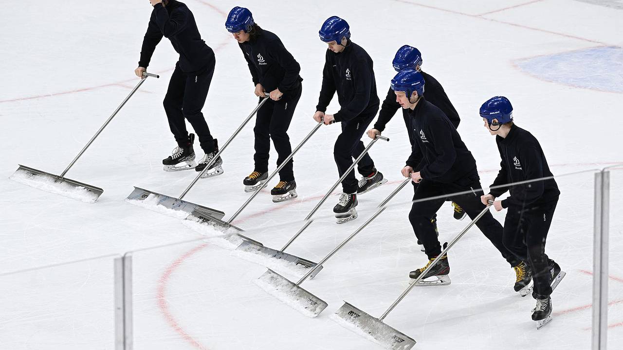 Матч КХЛ перенесли из-за проблем со льдом