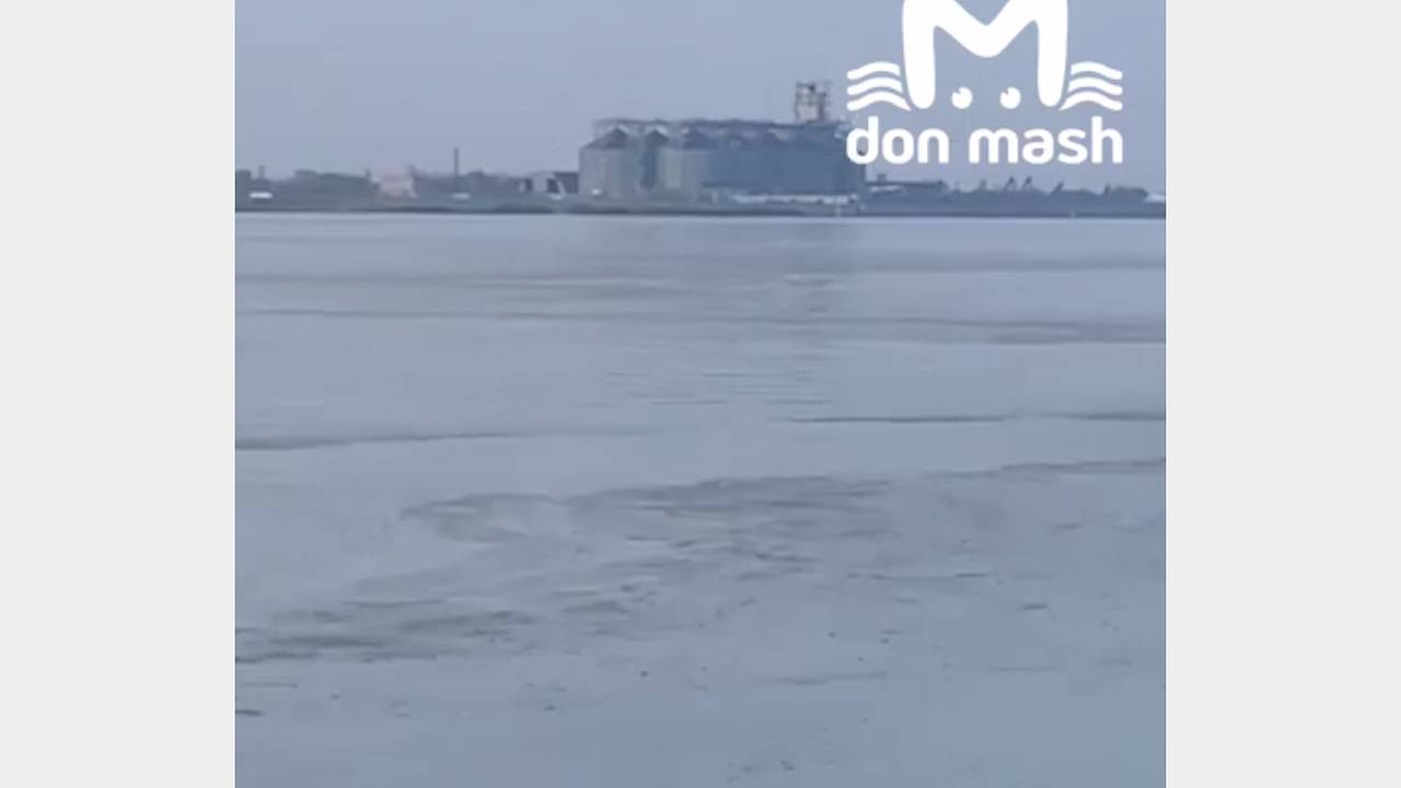 На российской реке разлилось топливо