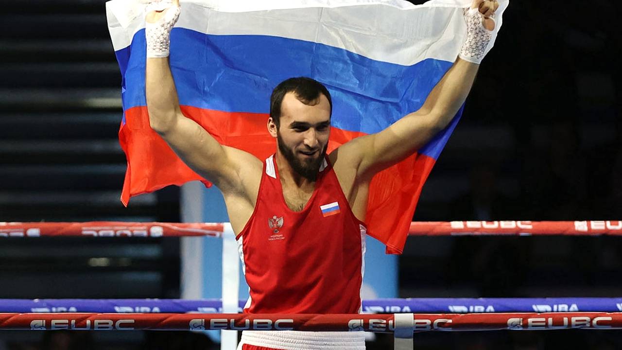 Российский боксер защитил титул чемпиона мира по версии WBA