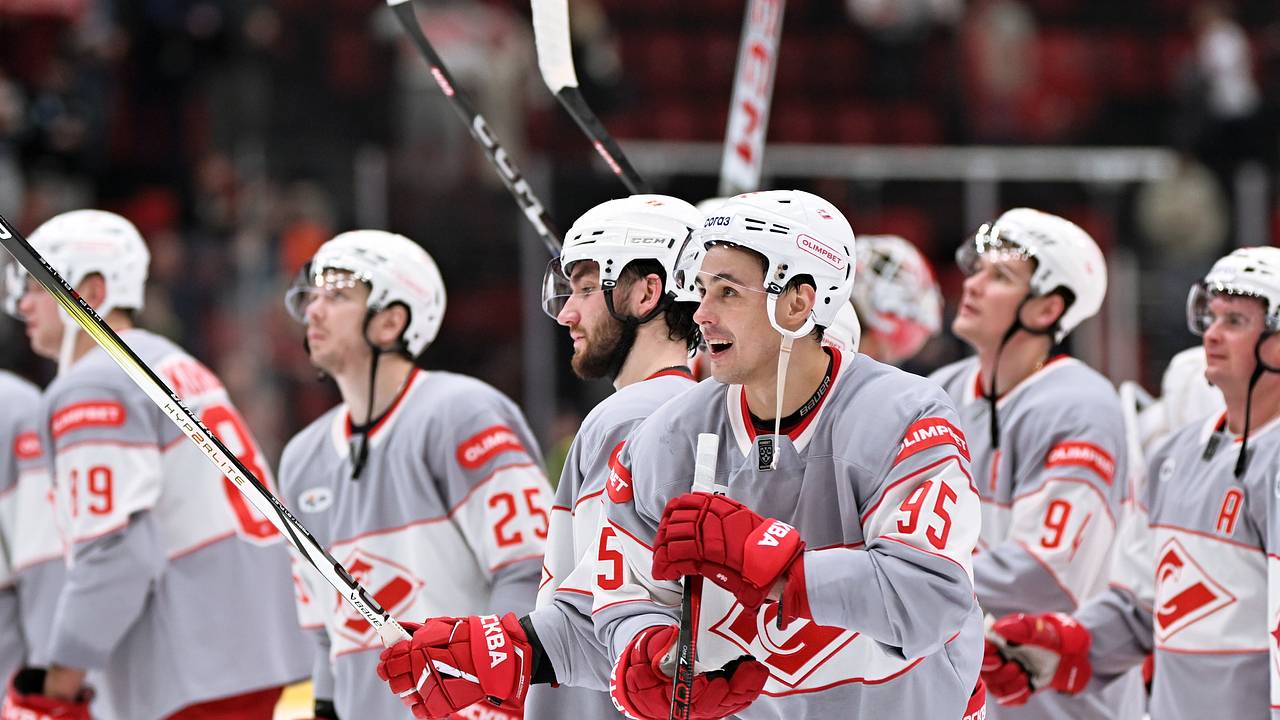 «Спартак» обыграл «Авангард» в матче КХЛ с 11 заброшенными шайбами