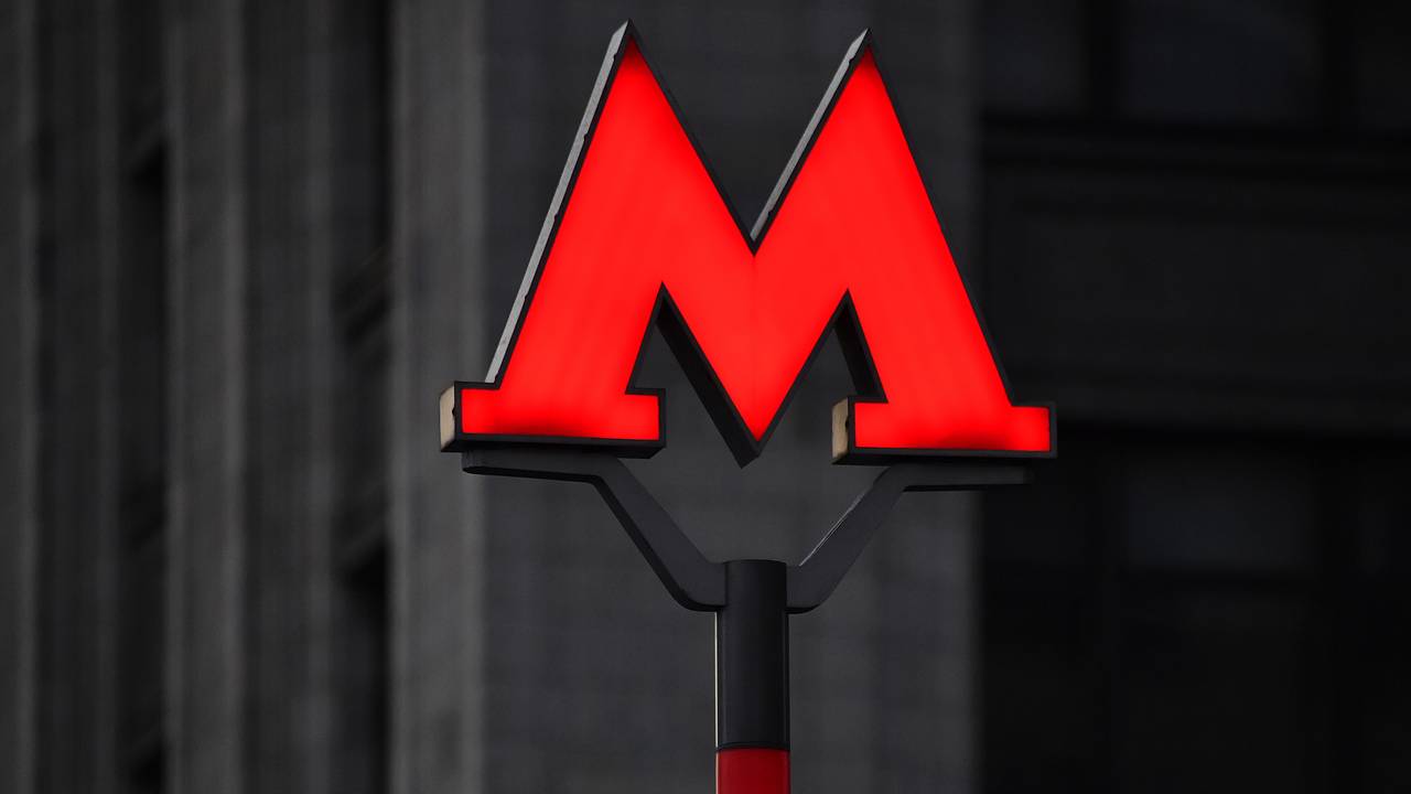 В московском метро проехал поезд с открытой дверью