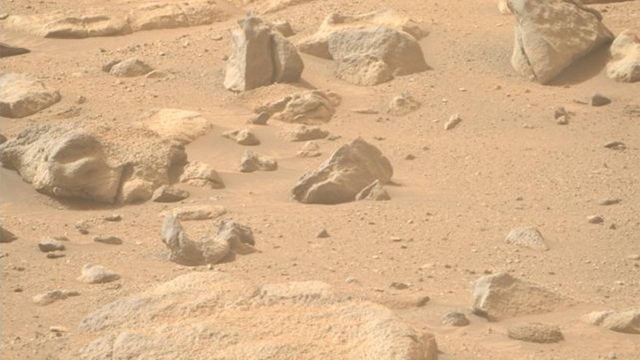 Марсоход сфотографировал на Марсе камень с человеческим лицом