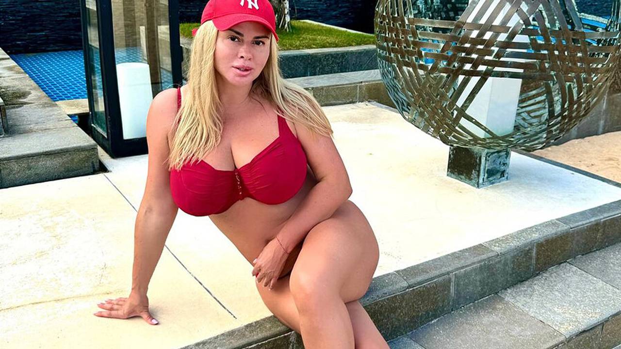 Анна Семенович выложила фото в купальнике и вызвала споры в сети
