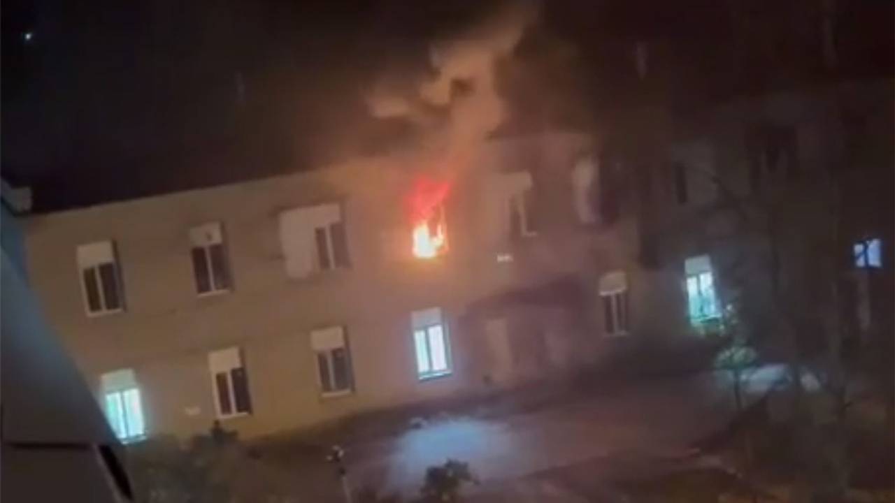 В России мужчина поджег хостел с мигрантами и попал на видео