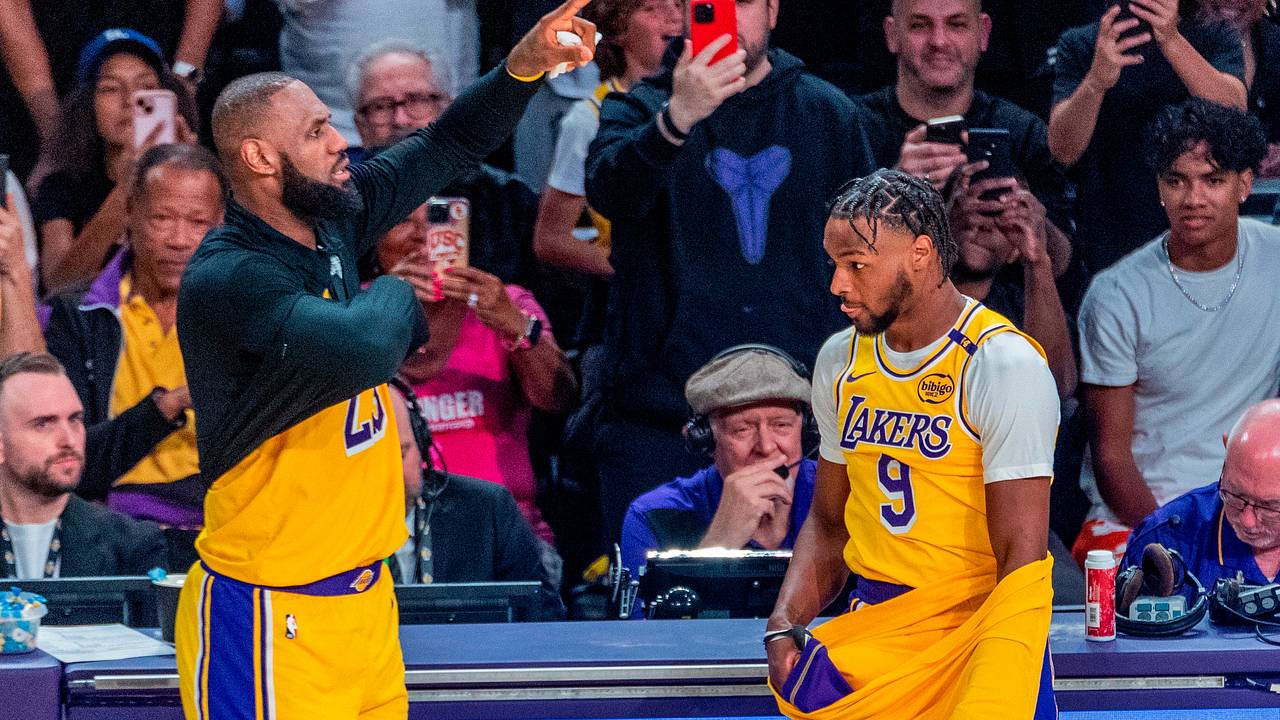 Леброн и Бронни Джеймс стали первым дуэтом отца и сына в истории НБА