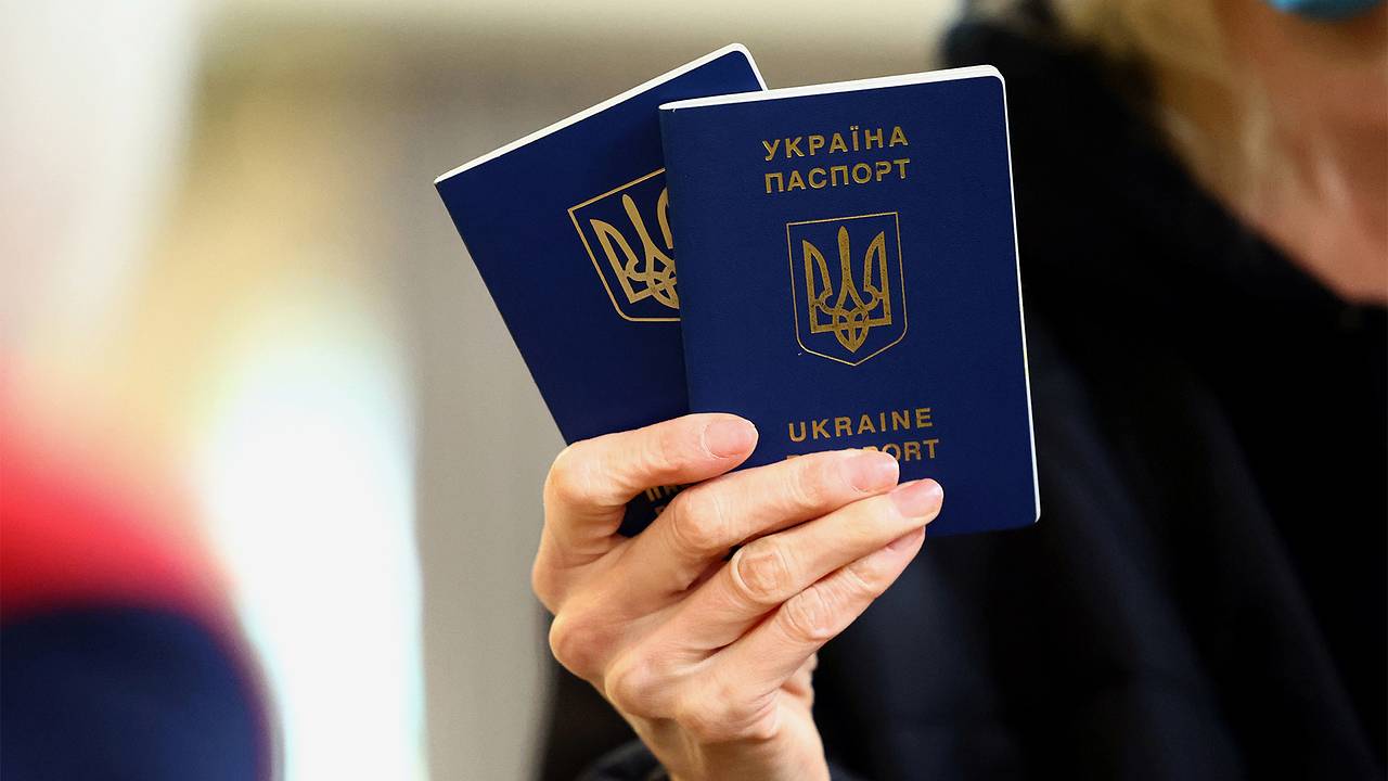 Тренера по фигурному катанию отказались пустить в Россию из-за украинского паспорта