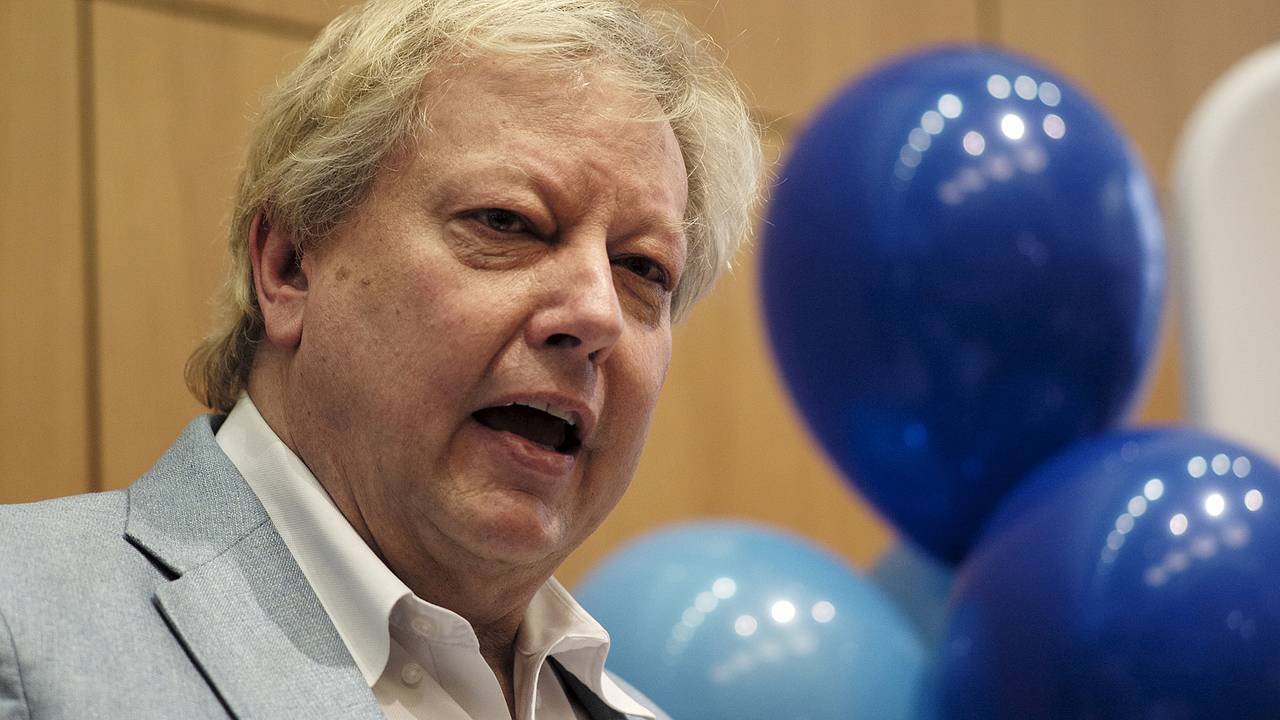 Миллиардеру из списка Forbes пришлось уйти из своей компании из-за обвинений от женщин