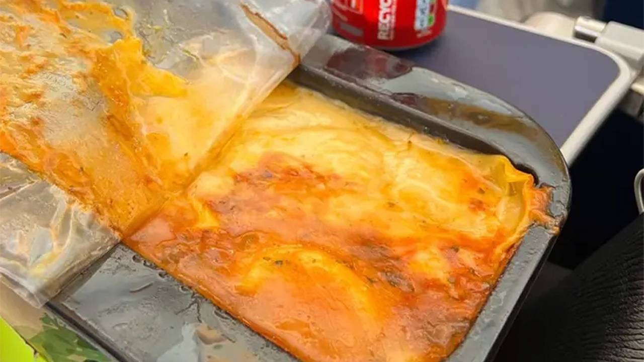 Пассажирка показала отвратительный обед в самолете и получила поддержку в сети