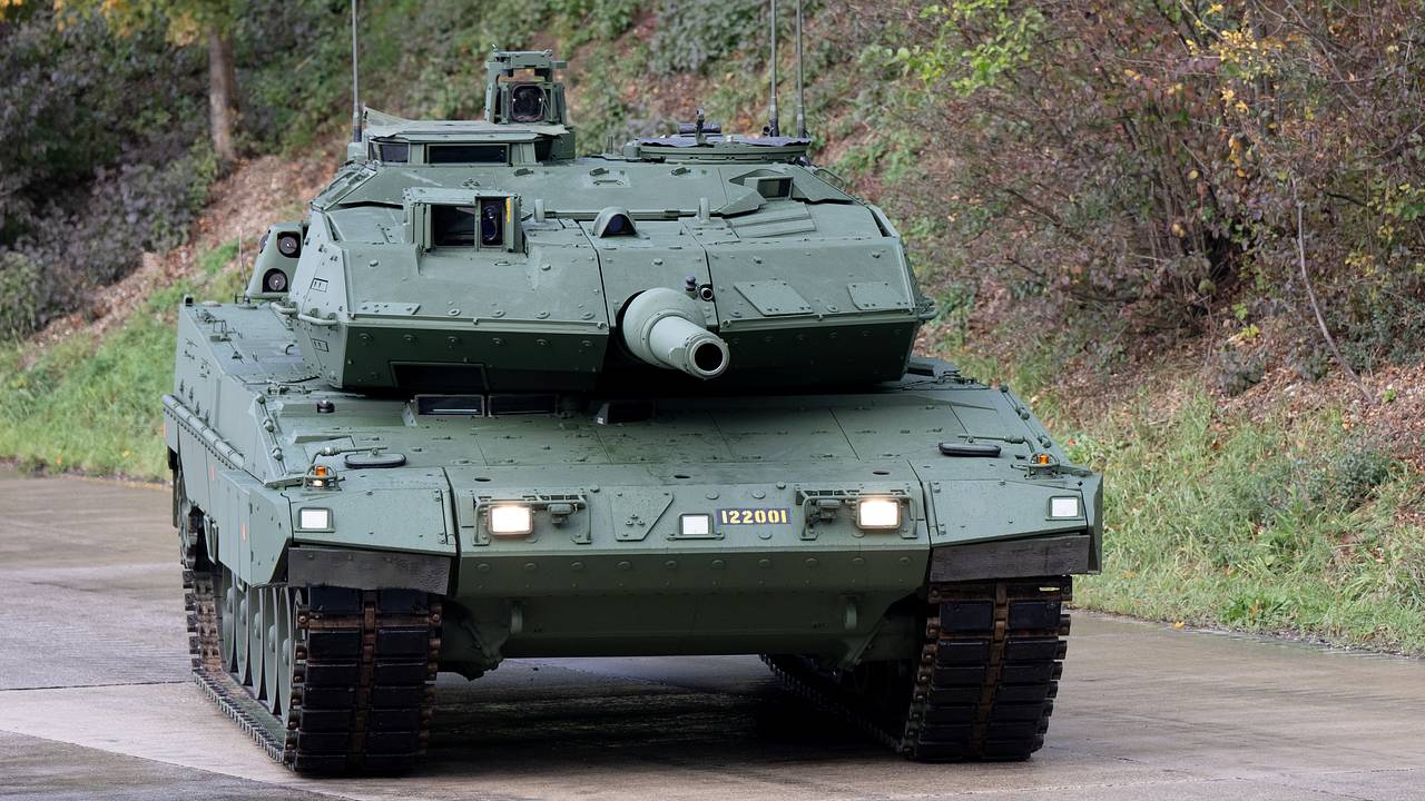 В зоне СВО заметили шведский танк с советским «Контактом»