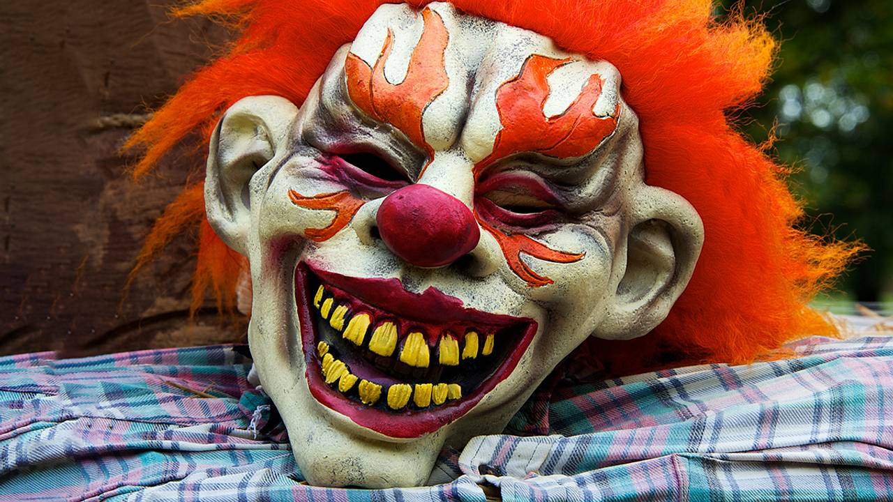 Восьмилетняя девочка отбилась от ворвавшегося в ее комнату незнакомца в маске клоуна