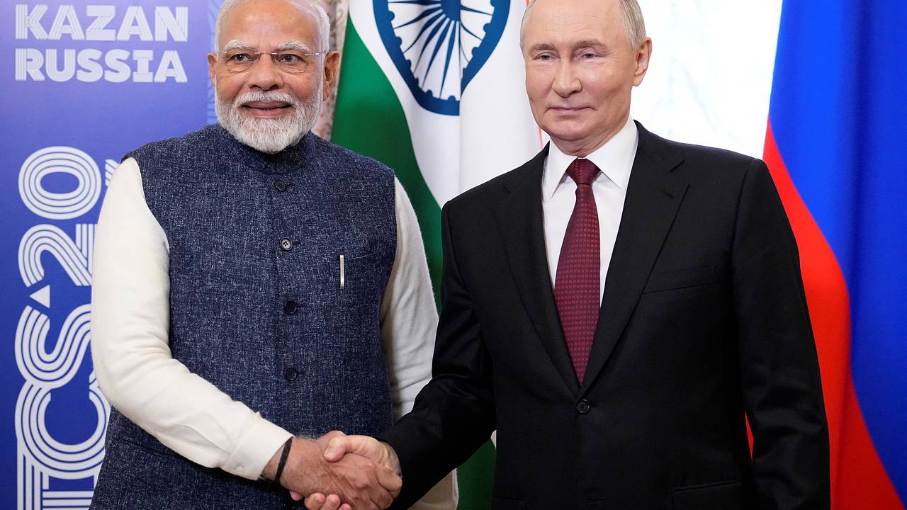 Премьер Индии подарил Путину картину в стиле сохраи